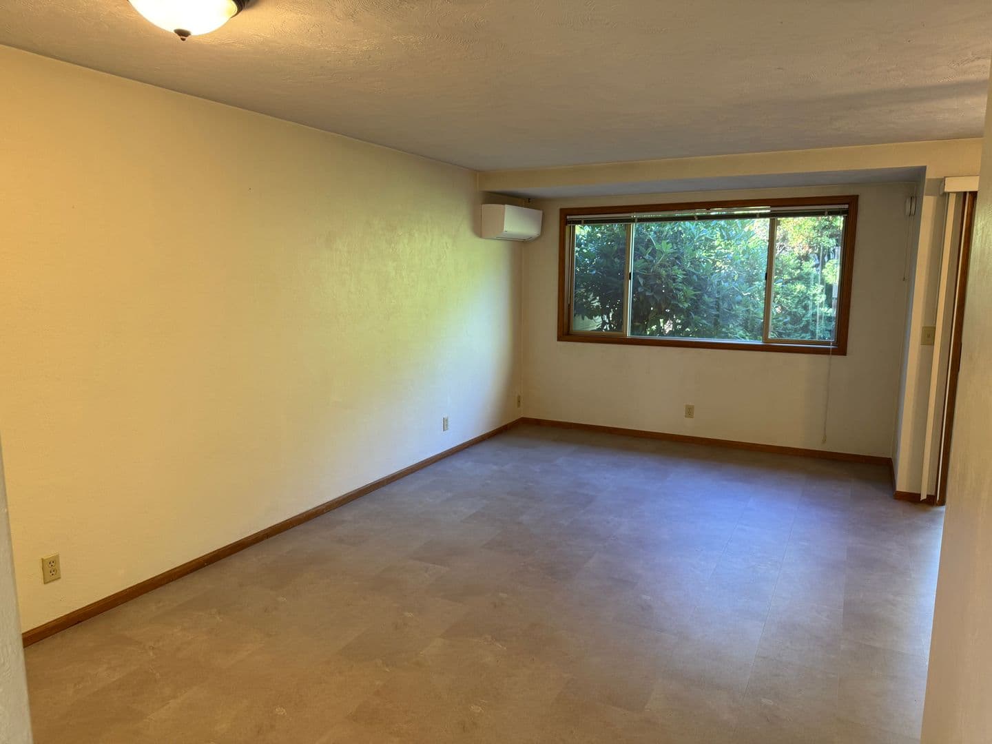 Eugene Apartment: 1609 Adkins St.