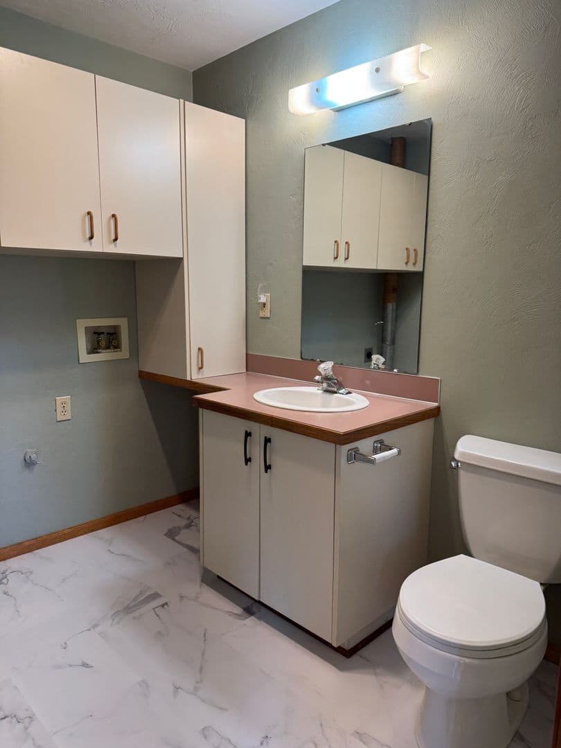 Eugene Apartment: 1609 Adkins St.