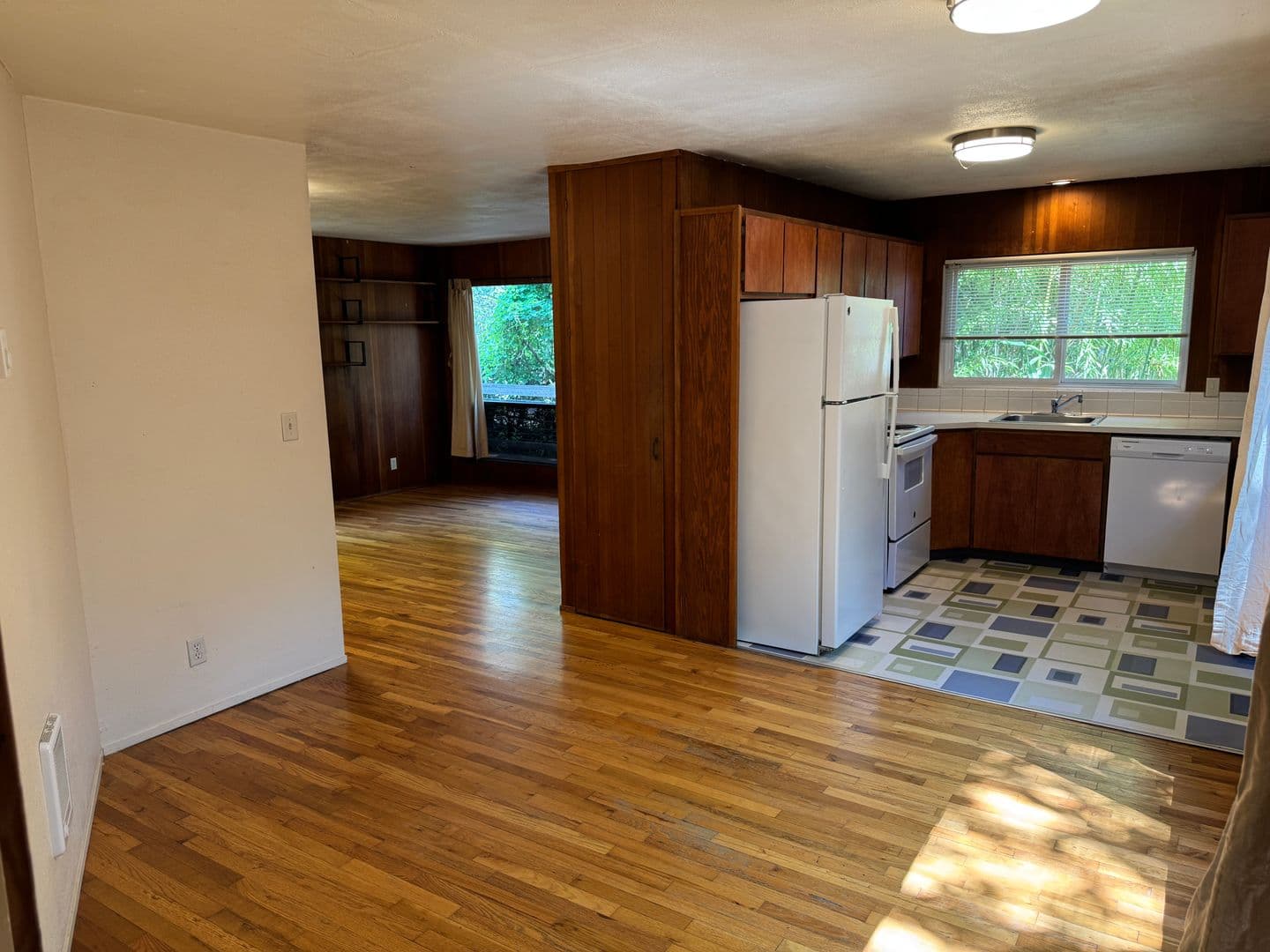 Eugene Apartment: 1873 Garden Ave.