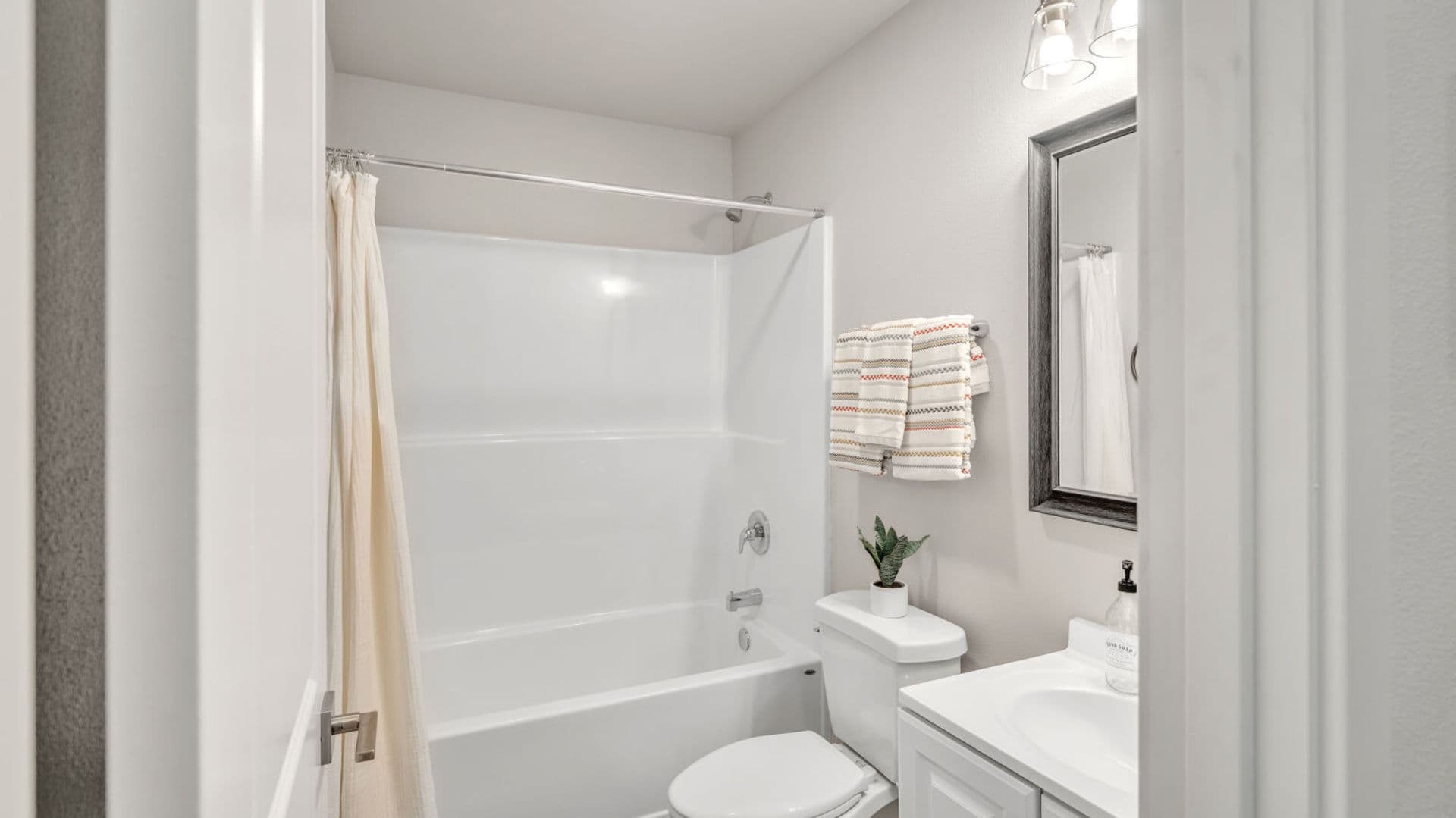 Cottage Grove Apartment: 555 N. River Rd.