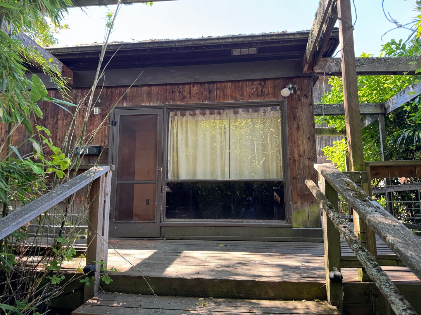 Eugene Apartment: 1873 Garden Ave.