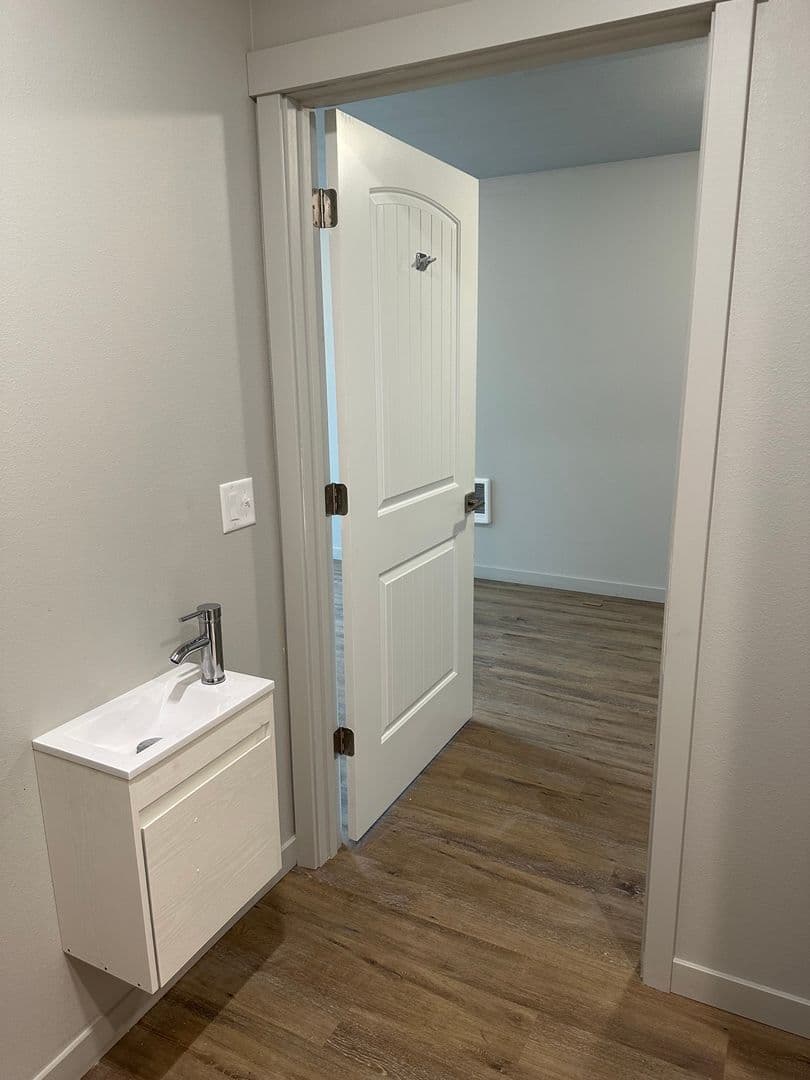 Cottage Grove Apartment: 555 N. River Rd.