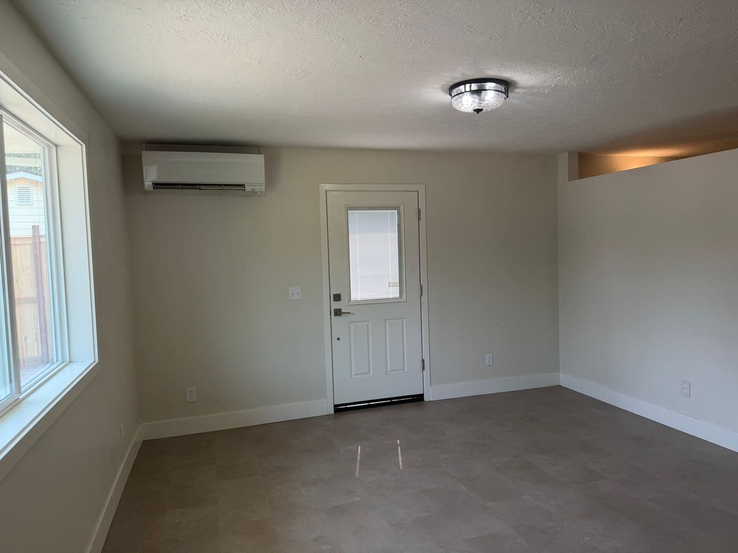 Eugene House: 240 Rose Ct. Unit B