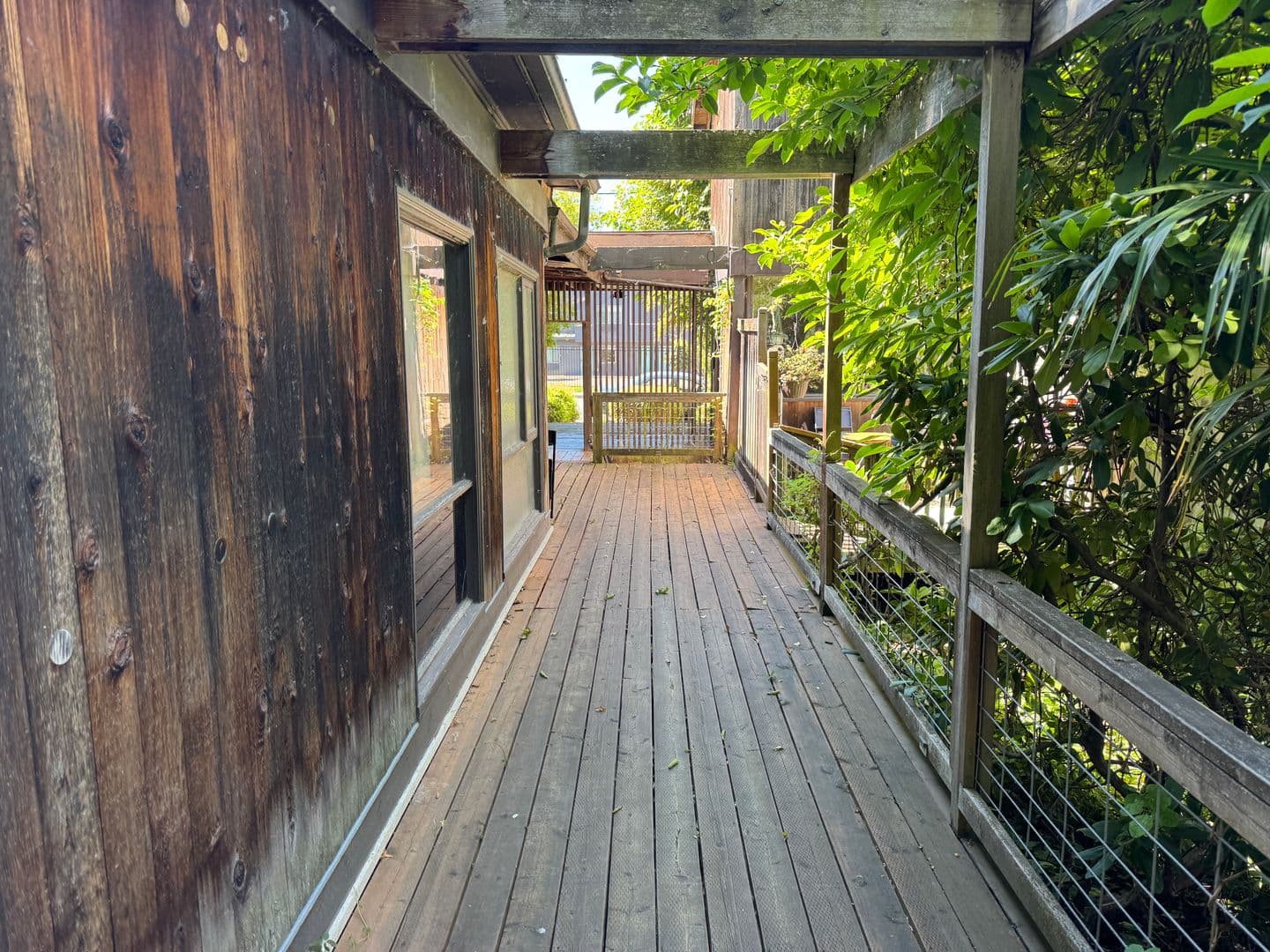 Eugene Apartment: 1873 Garden Ave.