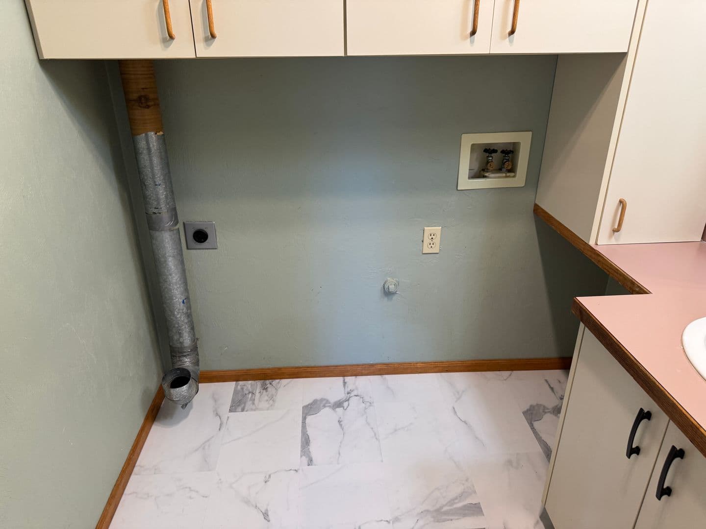 Eugene Apartment: 1609 Adkins St.