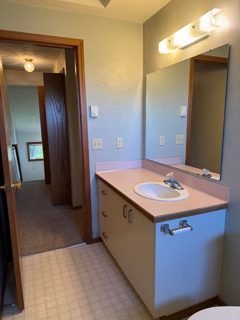 Eugene Apartment: 1609 Adkins St.