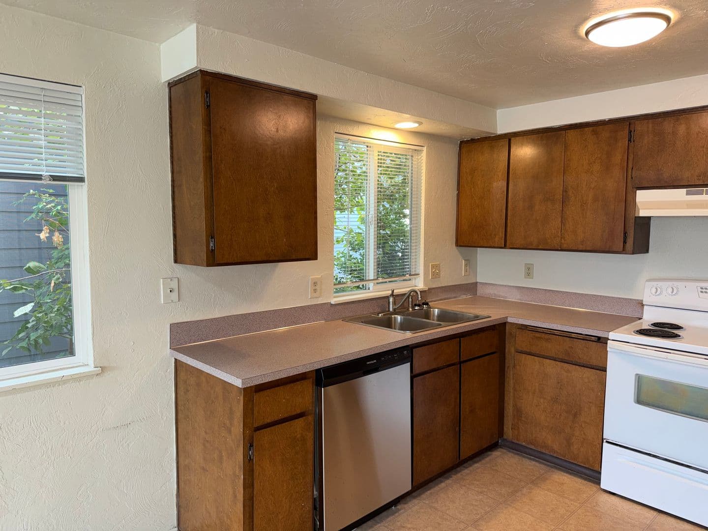 Junction City Apartment: 165 SW Kalmia St.