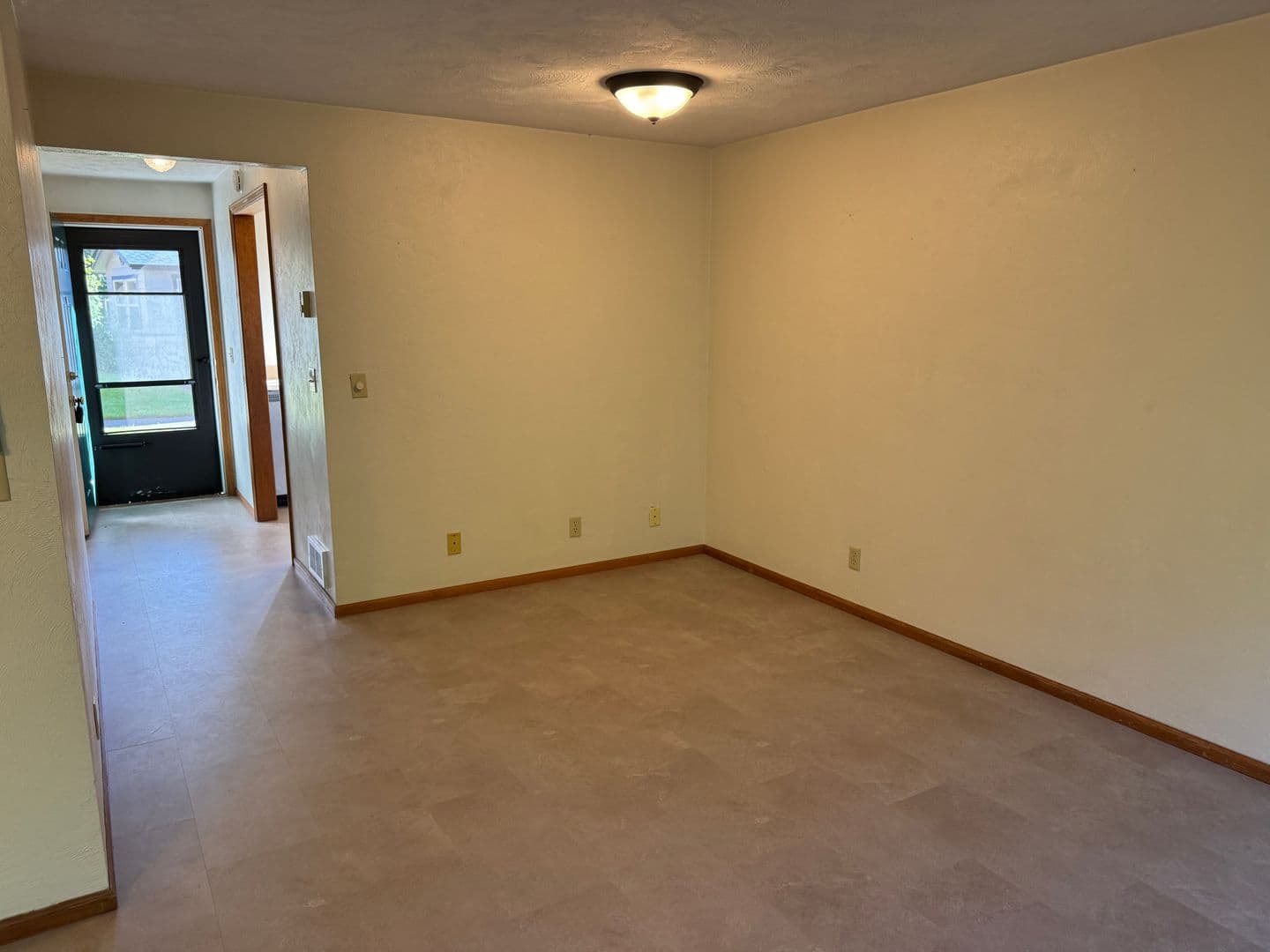 Eugene Apartment: 1609 Adkins St.