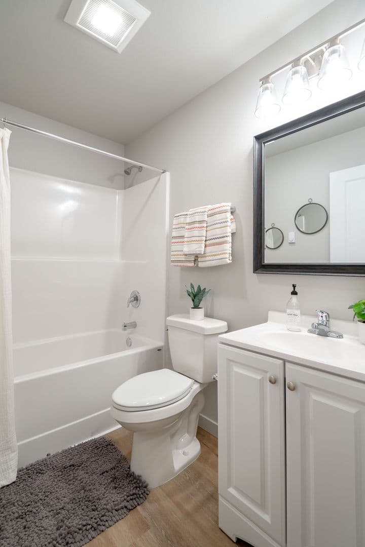Cottage Grove Apartment: 555 N. River Rd.