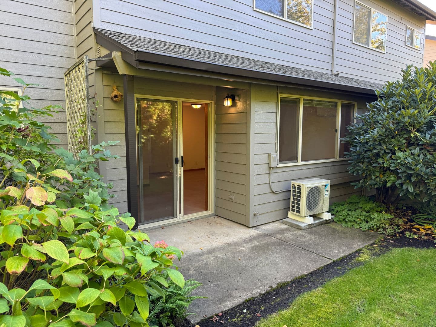Eugene Apartment: 1609 Adkins St.