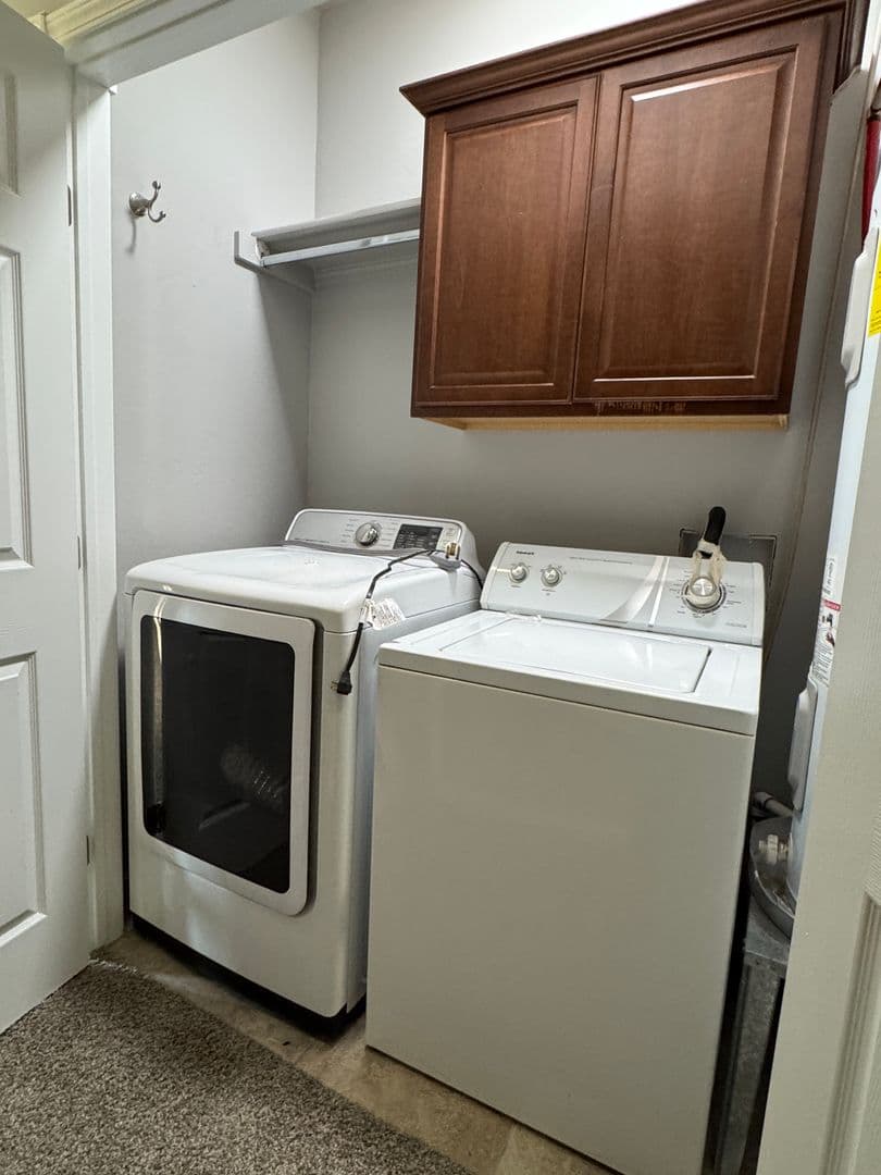 Elgin Apartment: 302 6th St