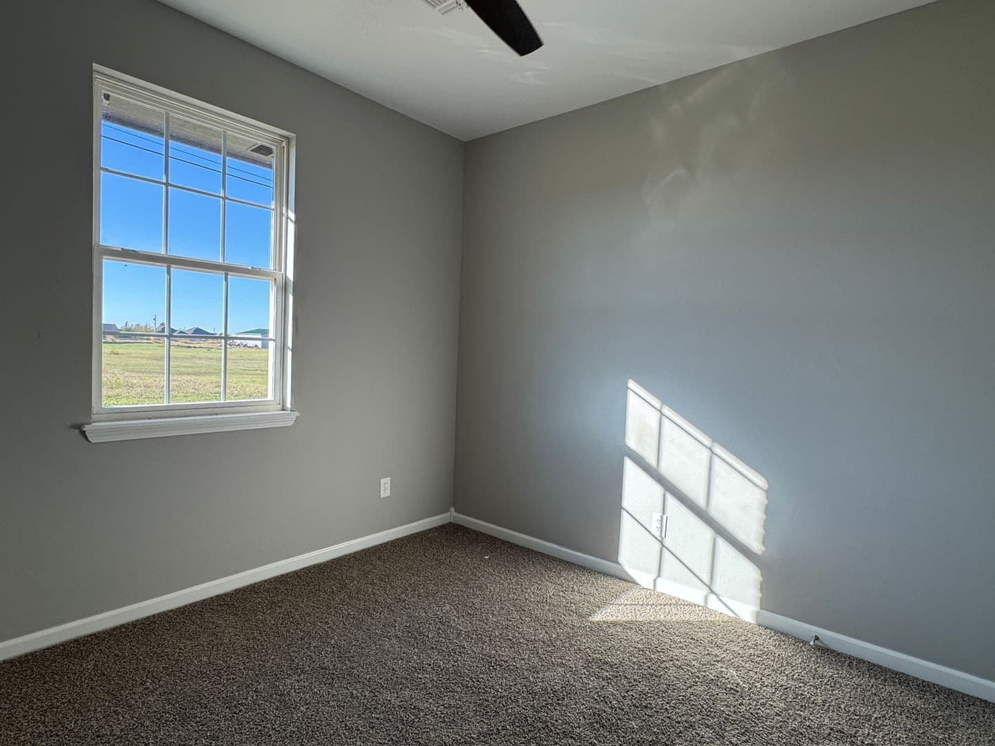 Elgin Apartment: 302 6th St
