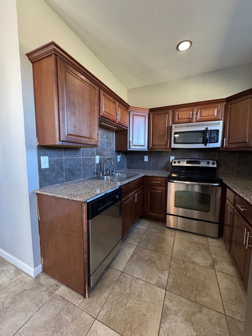 Elgin Apartment: 302 6th St