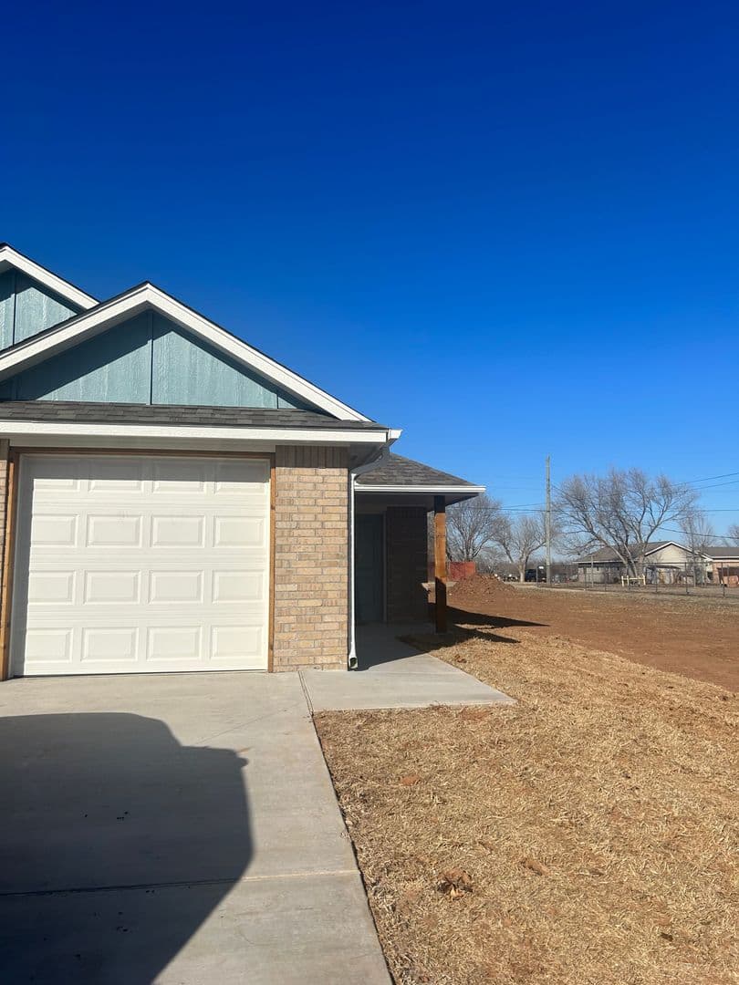 Lawton Apartment: 1211 SW Oklahoma