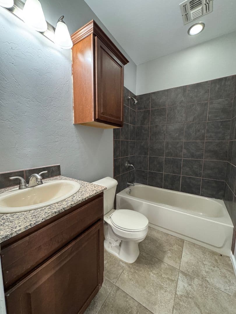Elgin Apartment: 302 6th St
