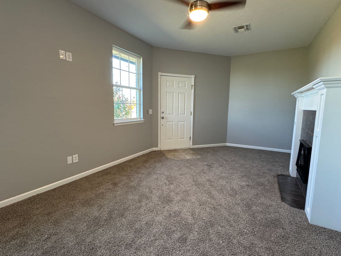 Elgin Apartment: 302 6th St