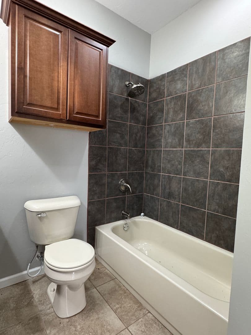 Elgin Apartment: 302 6th St
