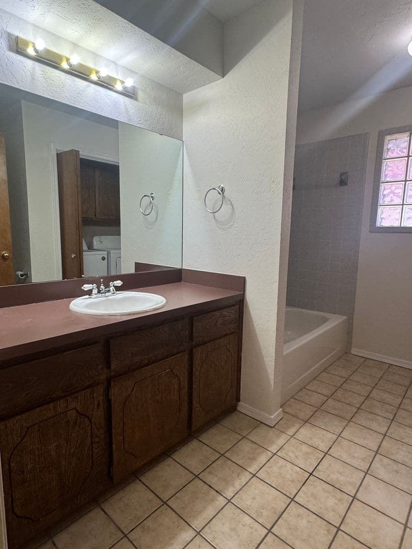 Lawton House: 3912 SW Parkridge