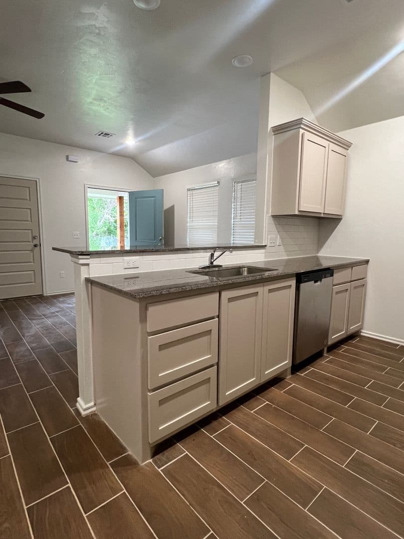 Lawton Apartment: 1210 SW New York