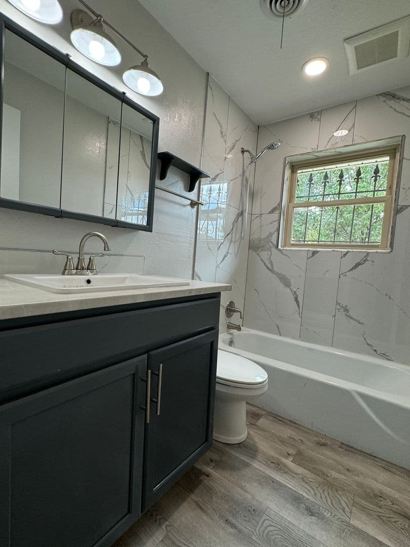 Lawton House: 711 SW Ranch Oak Blvd