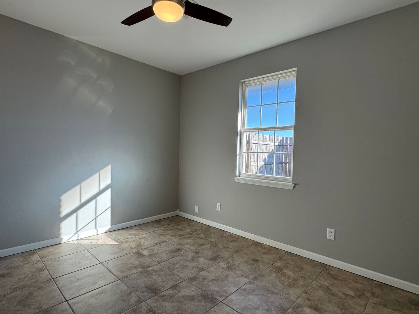 Elgin Apartment: 302 6th St