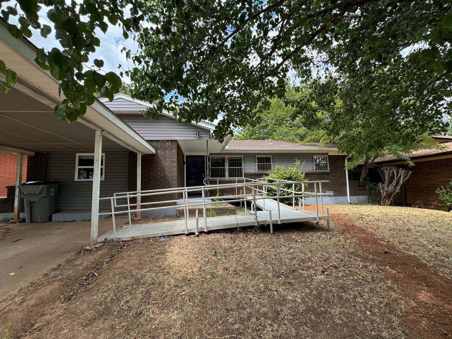 Lawton House: 711 SW Ranch Oak Blvd