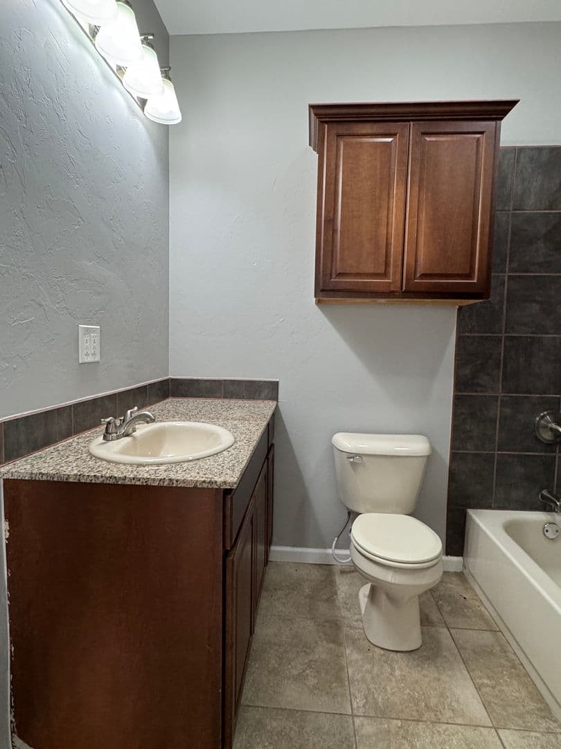 Elgin Apartment: 302 6th St