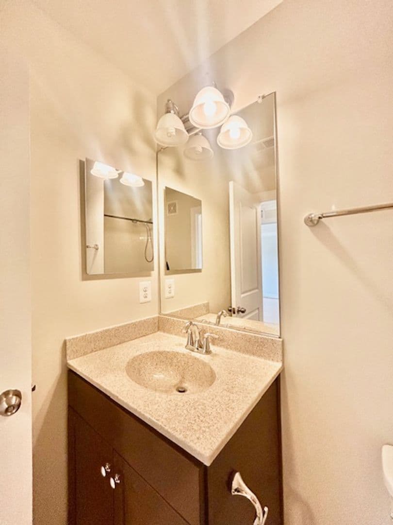 Gaithersburg House: 140 Copley Circle 22B