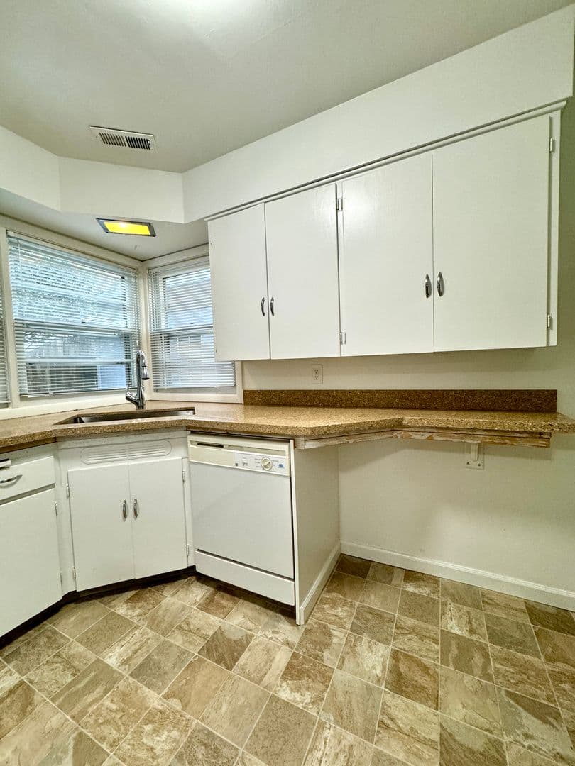 Portland Apartment: 8880 C SW Cashmur Lane