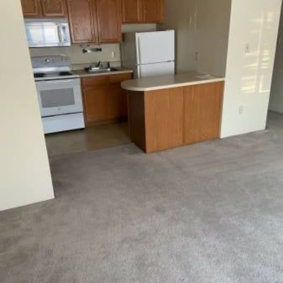 Norwalk Apartment: 614 Knoll Dr