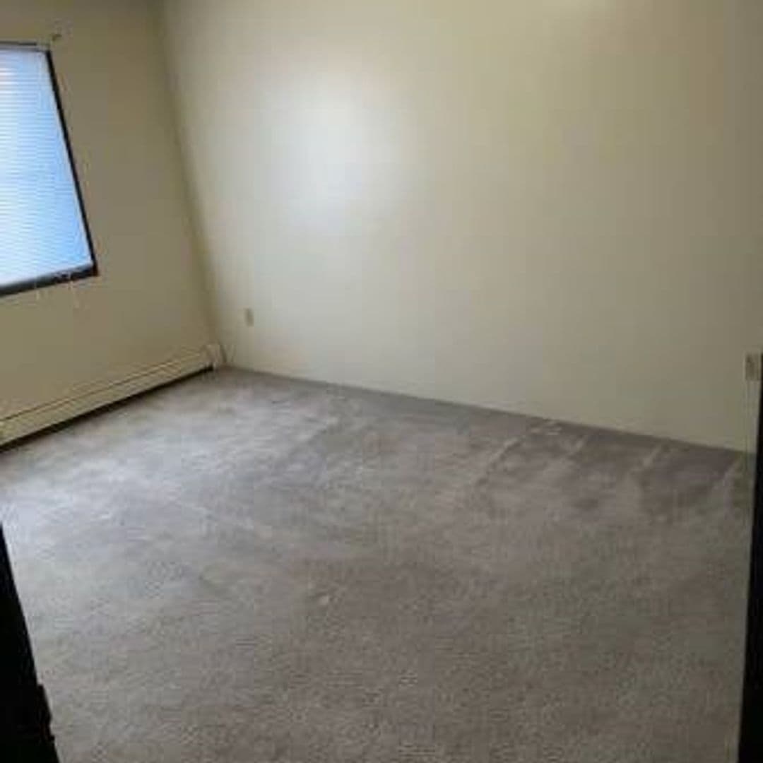 Norwalk Apartment: 614 Knoll Dr