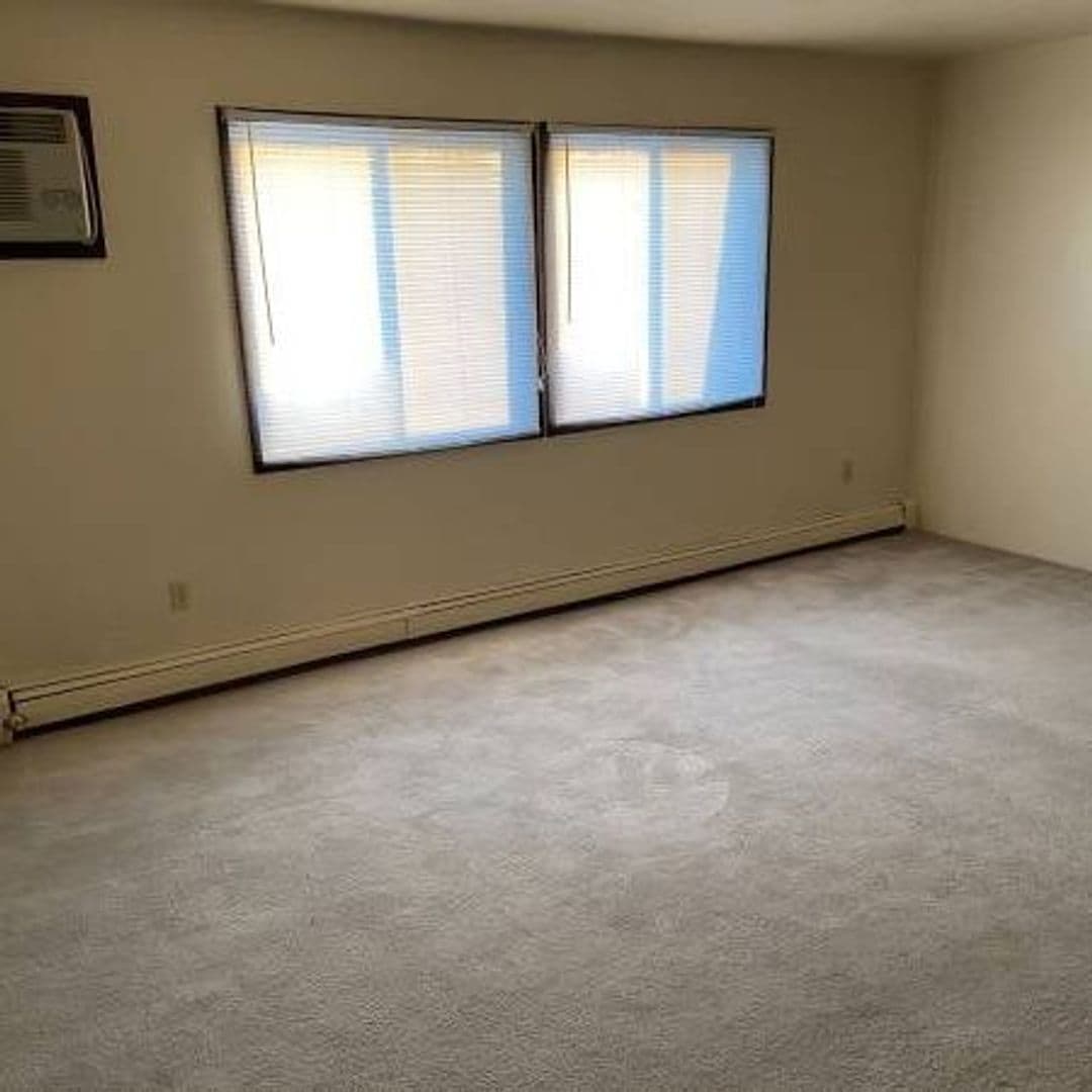 Norwalk Apartment: 614 Knoll Dr