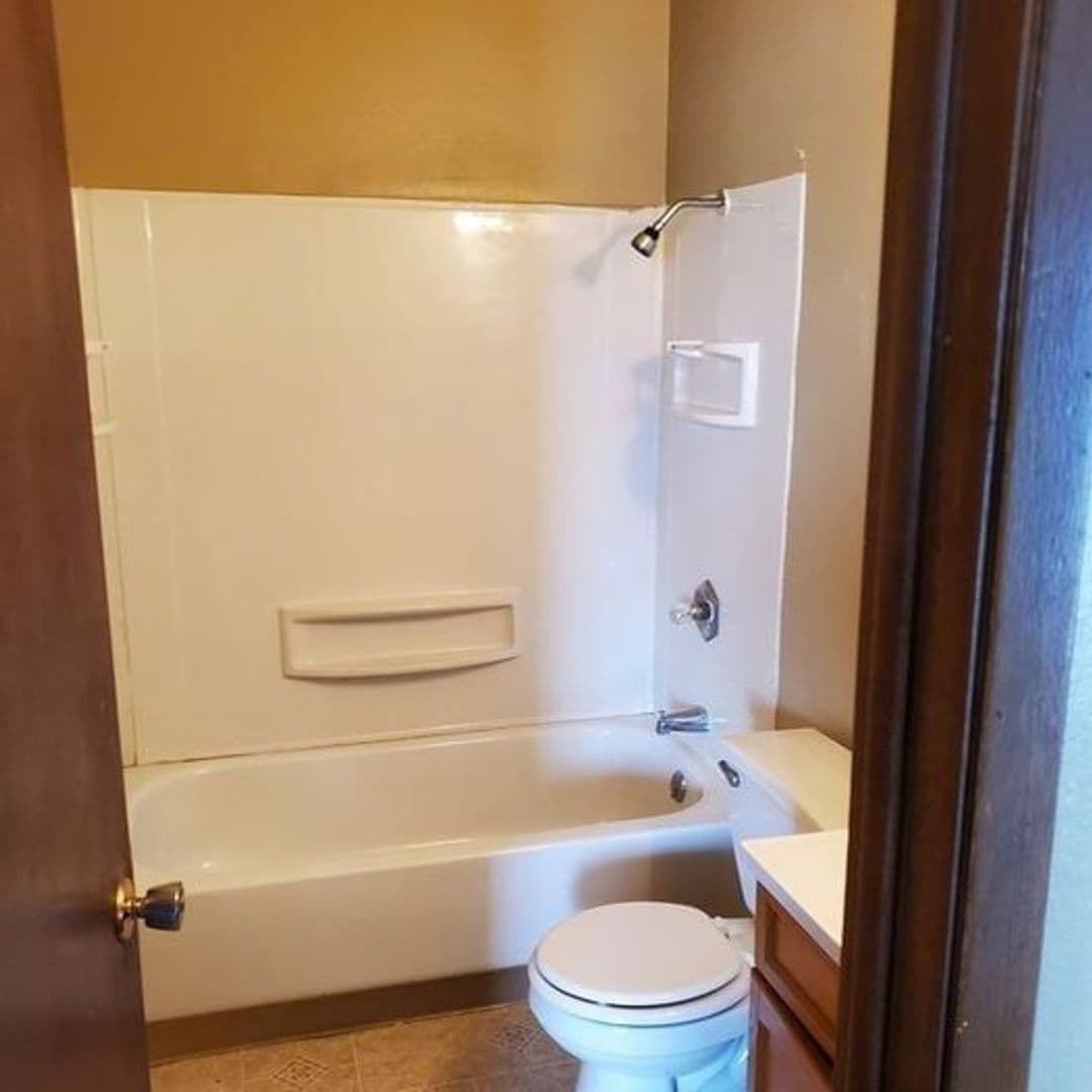 Norwalk Apartment: 614 Knoll Dr