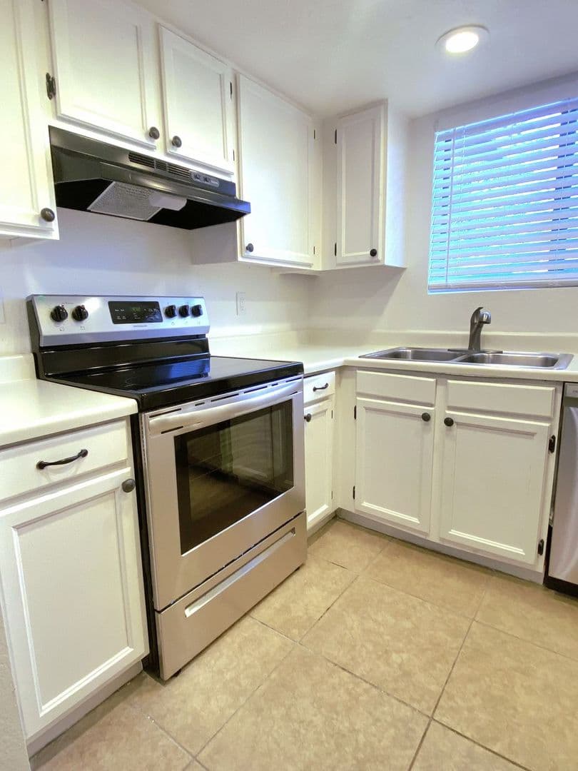 Phoenix Apartment: 3027 E Grandview Rd