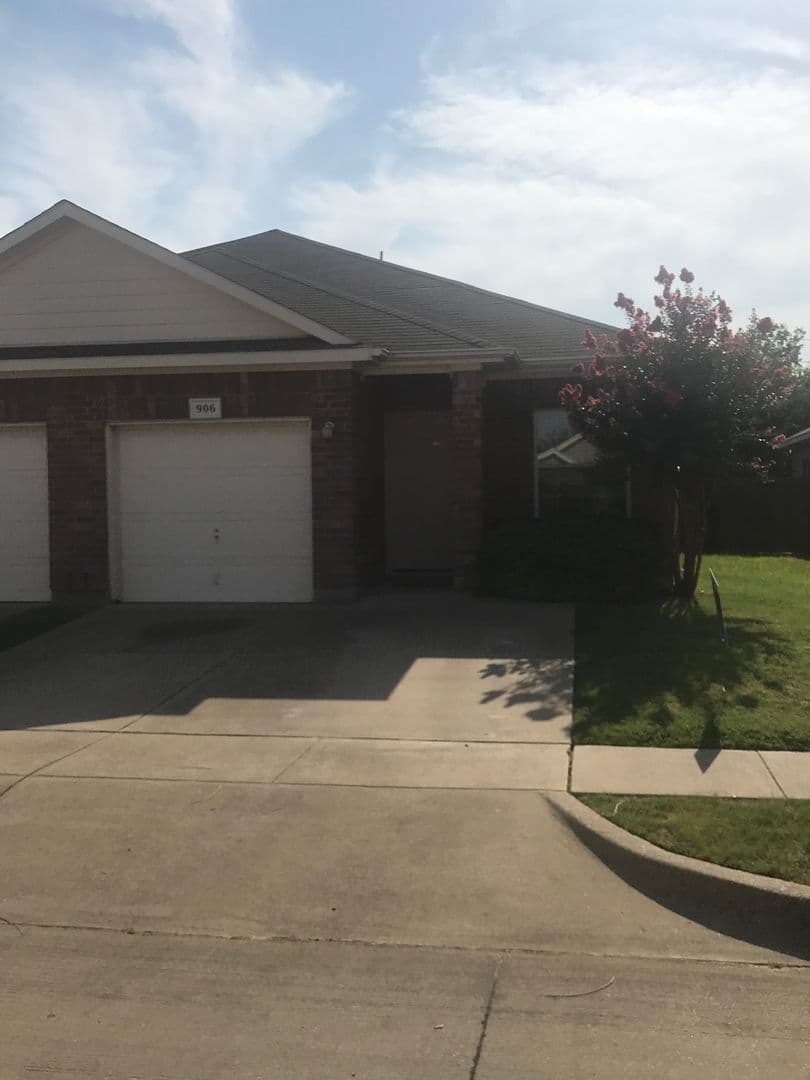 Burleson House: 908 Walnut St.
