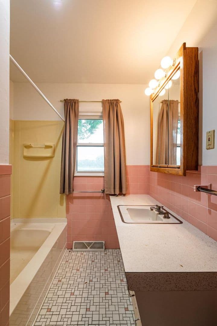 Shelby Apartment: 2778-2880 Hanifl Rd