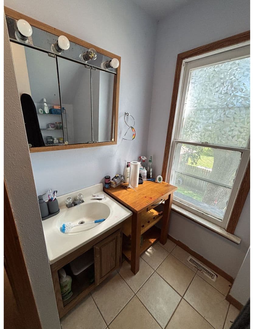 La Crosse Apartment: 1110-1112 9th St S