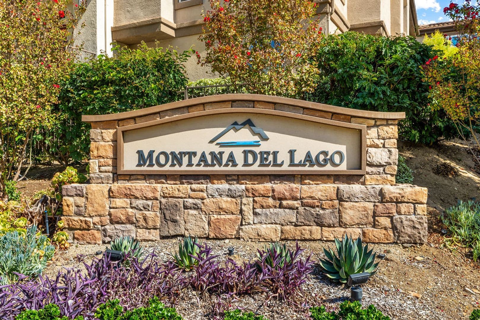 Rancho Santa Margarita House: 205 Montana Del Lago Dr