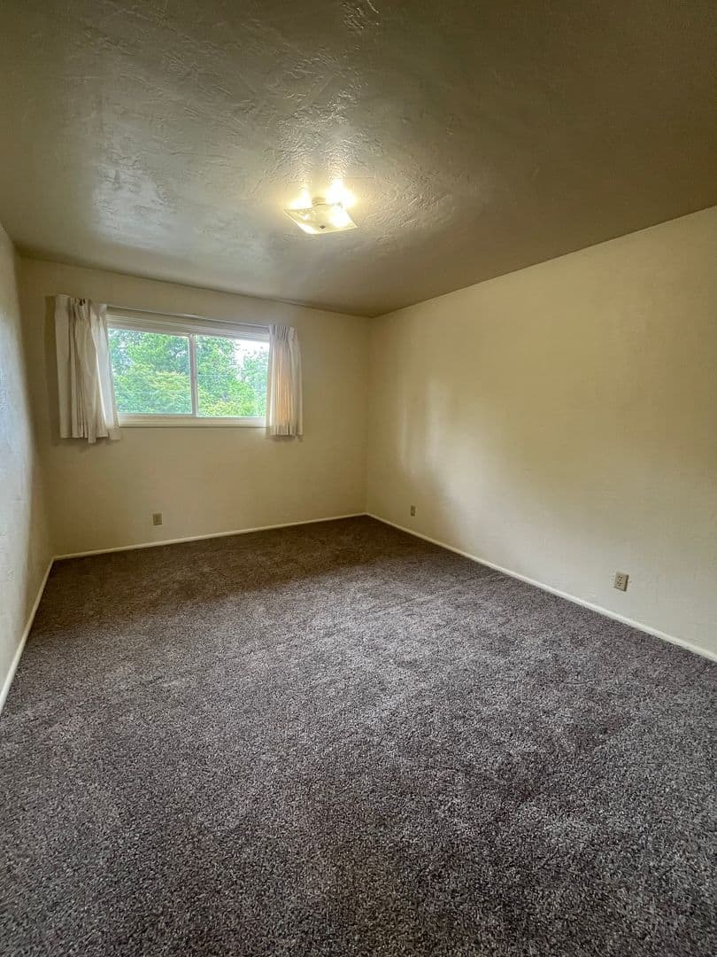 Eugene House: 325 W 14th Ave #4