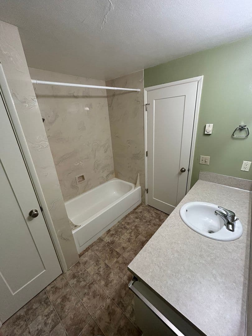 Eugene Apartment: 1945 Kincaid St.