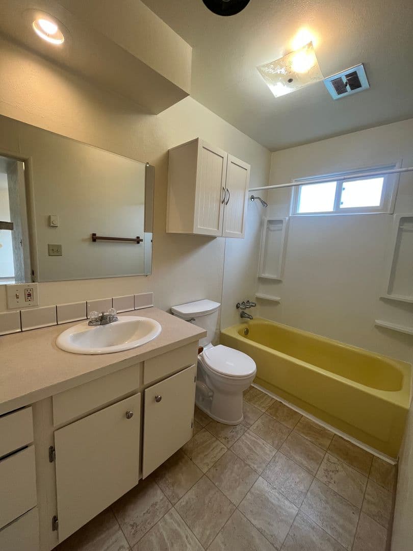 Eugene House: 325 W 14th Ave #4