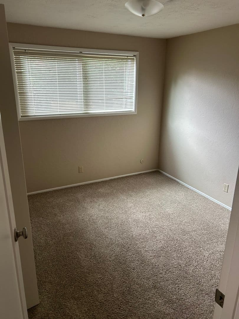 Eugene Apartment: 1945 Kincaid St.