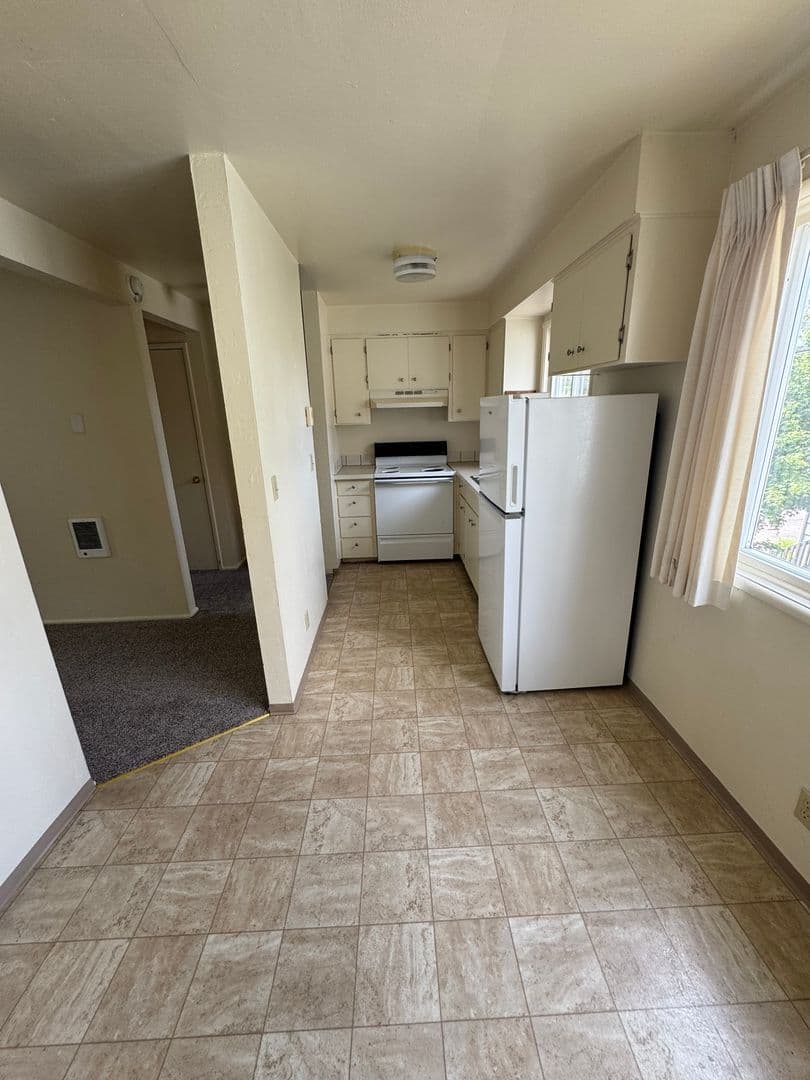 Eugene House: 325 W 14th Ave #4