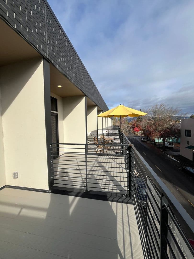 Springfield Apartment: 118 5th St.