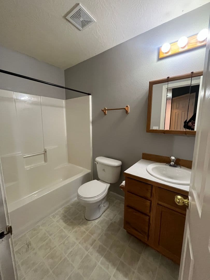 Cottage Grove House: 812 Arthur Ave