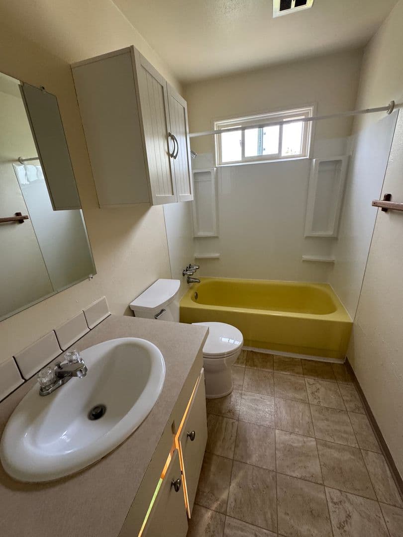 Eugene House: 325 W 14th Ave #4
