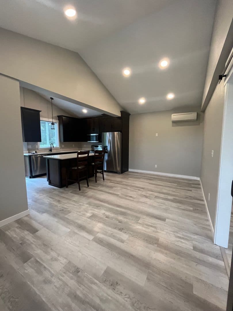 Eugene Apartment: 1625 River Loop 1