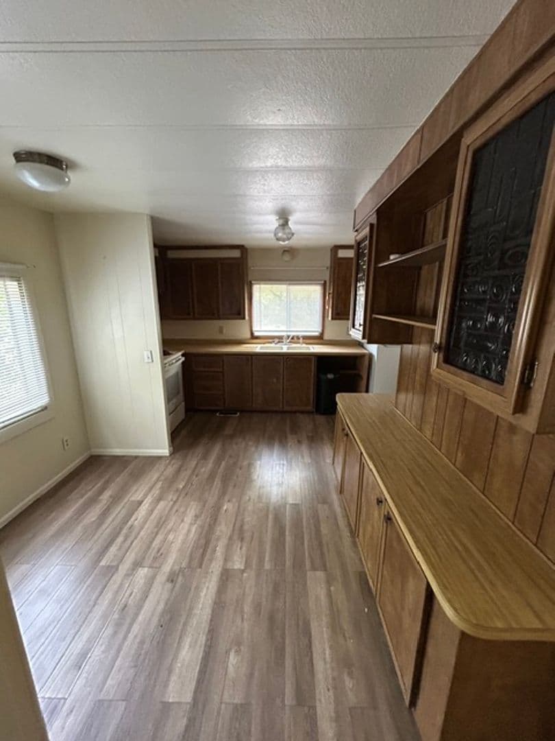 Marcola House: 93089 Marcola Rd