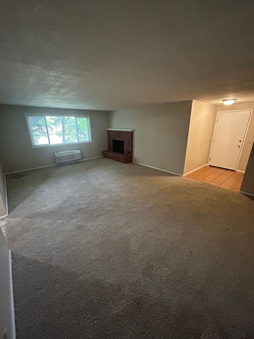 Eugene Apartment: 1945 Kincaid St.