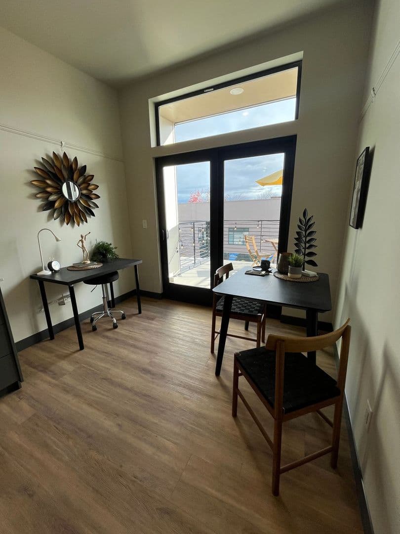 Springfield Apartment: 118 5th St.